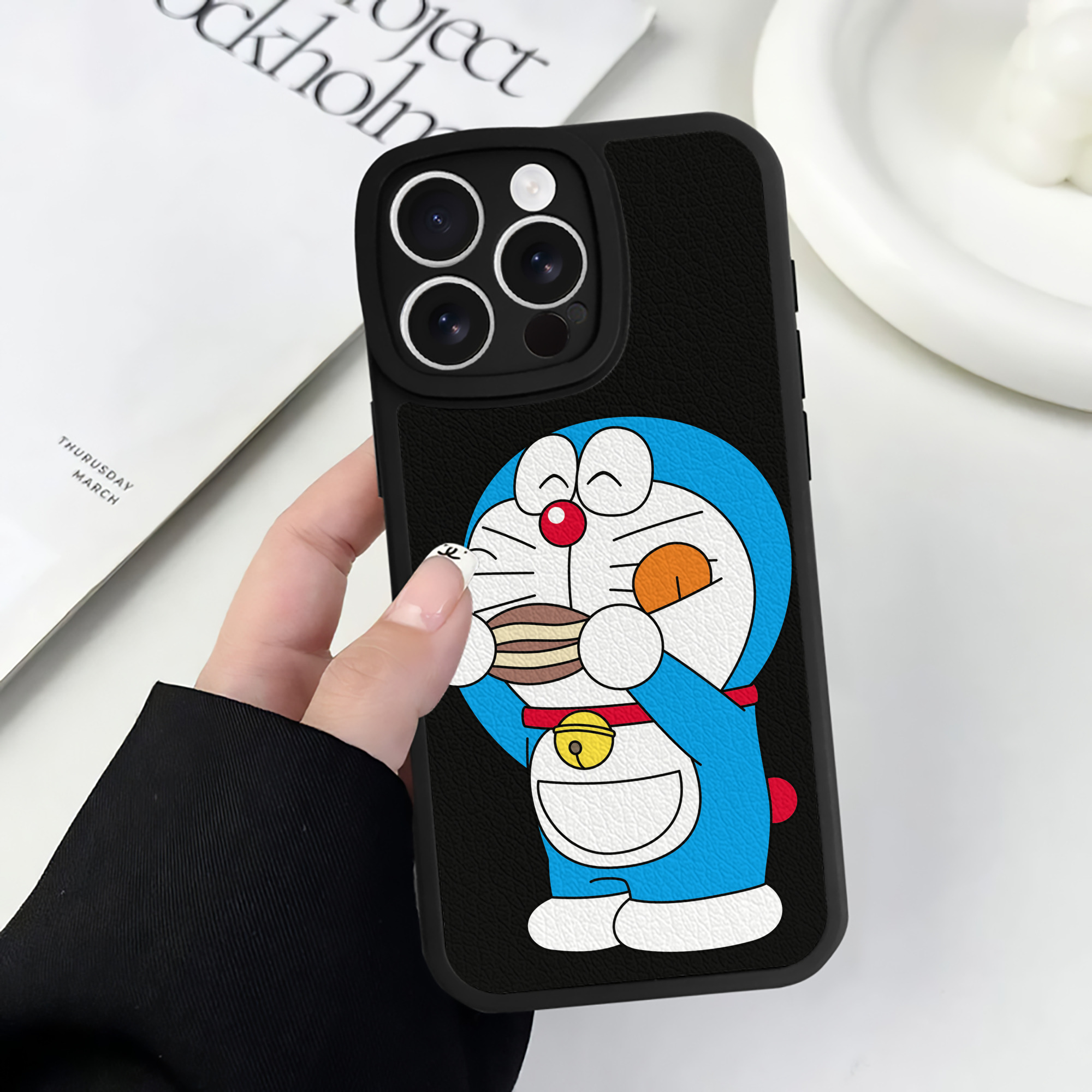 （画像用） ドラえもん Doraemon 【iPhone 16シリーズ対応】シリコンスマホケース（レザー調） 材質：シリコン